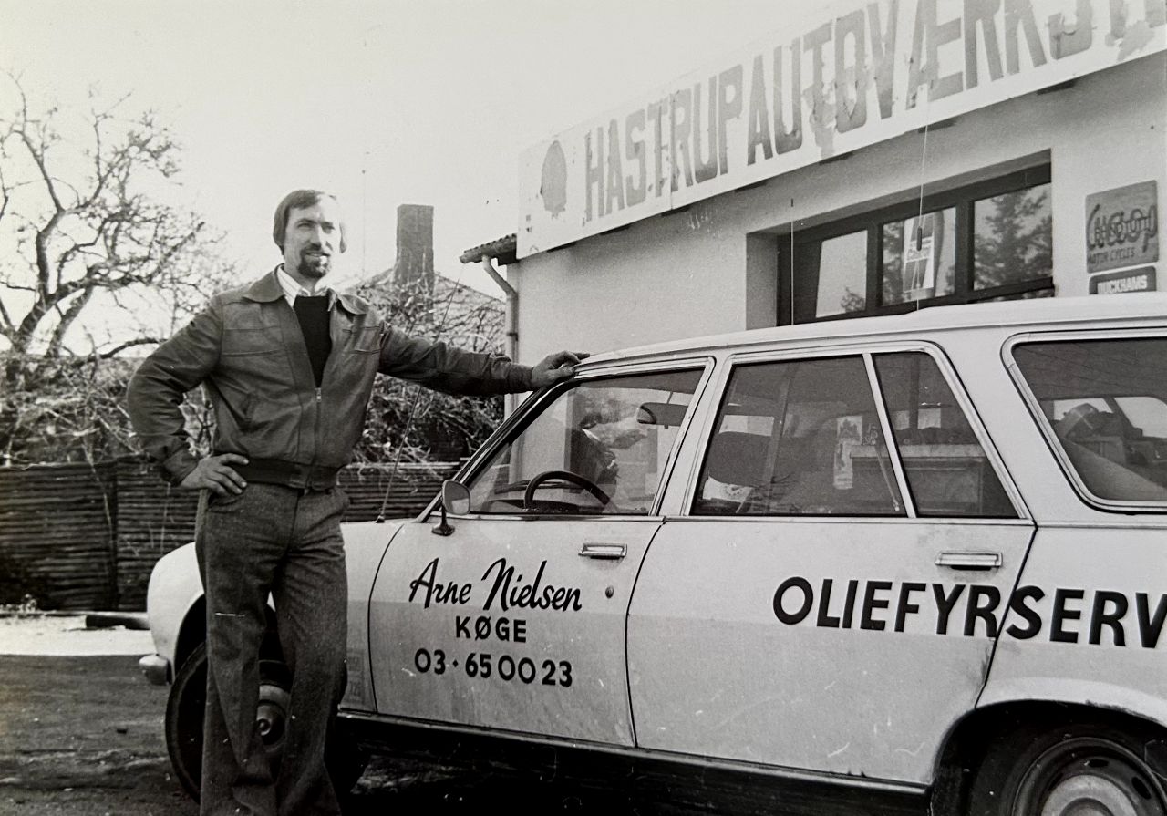 Gründer Arne Nielsen mit einem der ersten Servicefahrzeuge in den 1970er Jahren