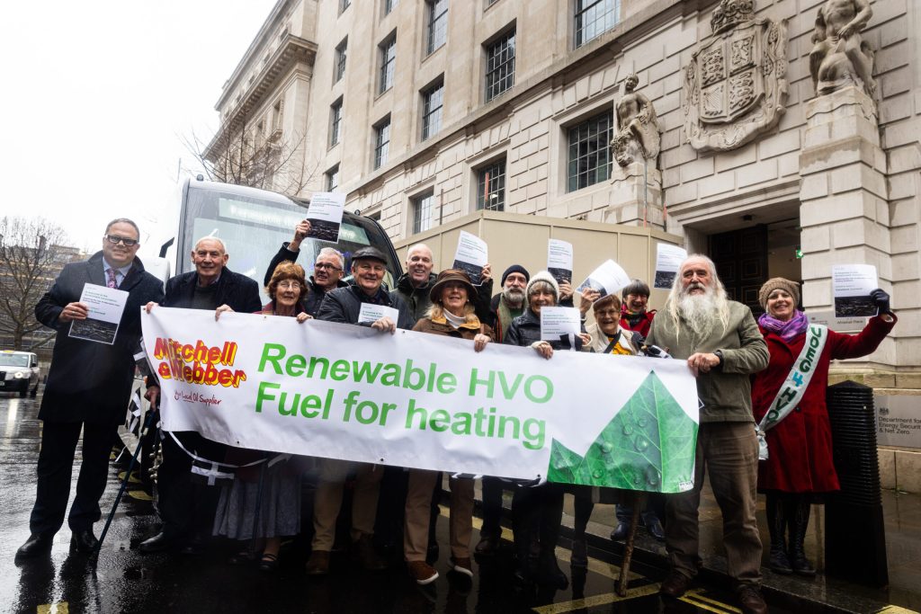 Bewohner aus Kehelland in Cornwall übergeben ihre Konsultationsantwort an das britische Energieministerium in Whitehall, hinter einem Banner mit der Aufschrift Renewable HVO Fuel for heating