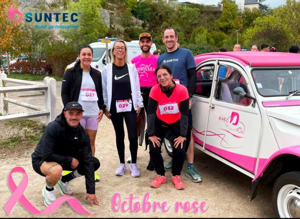 Das Team von Suntec Industries France beim Lauf Foulées Roses vor einem rosa 2CV von AVEC La Deuche Rose